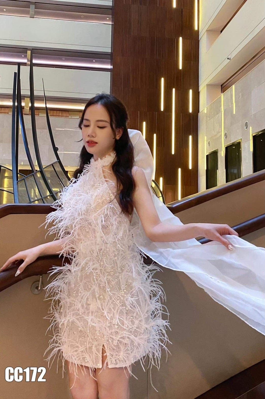 ชุดเดรส ขนนก กลิตเตอร์ สีขาว