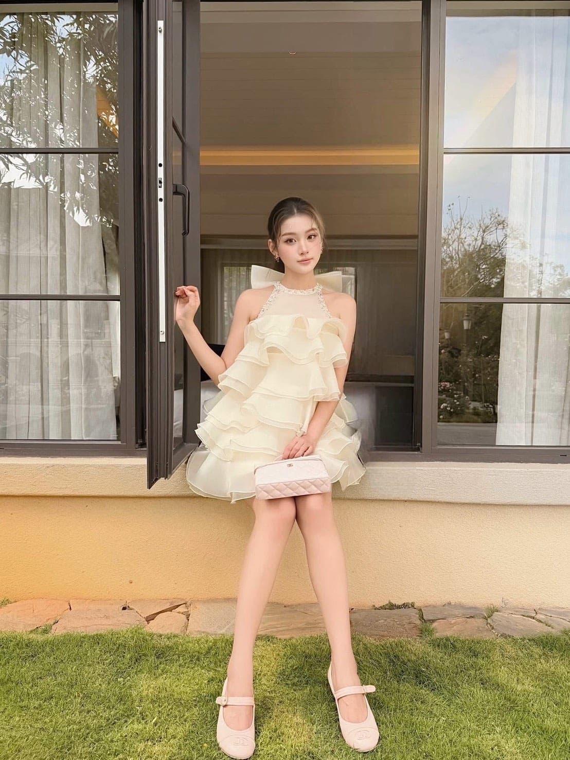 ชุดเดรส คล้องคอ แต่งโบว์ สีครีม