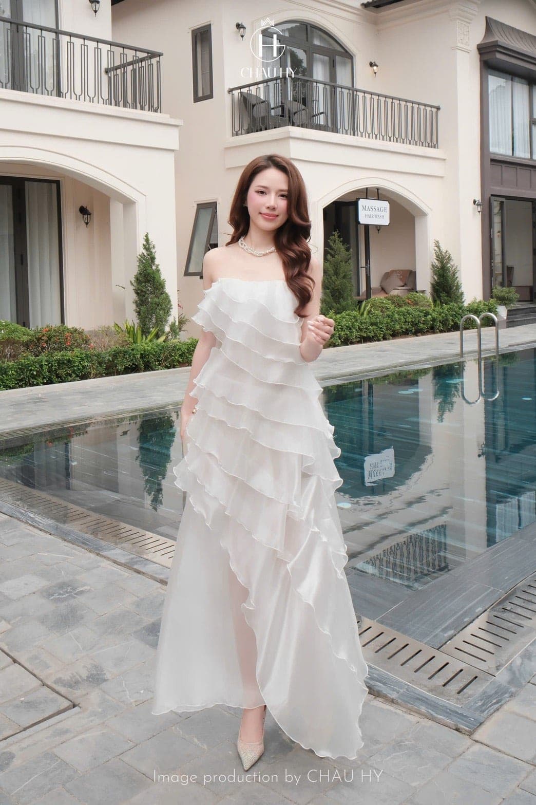 ชุดเดรสยาว สีขาว แต่งระบาย