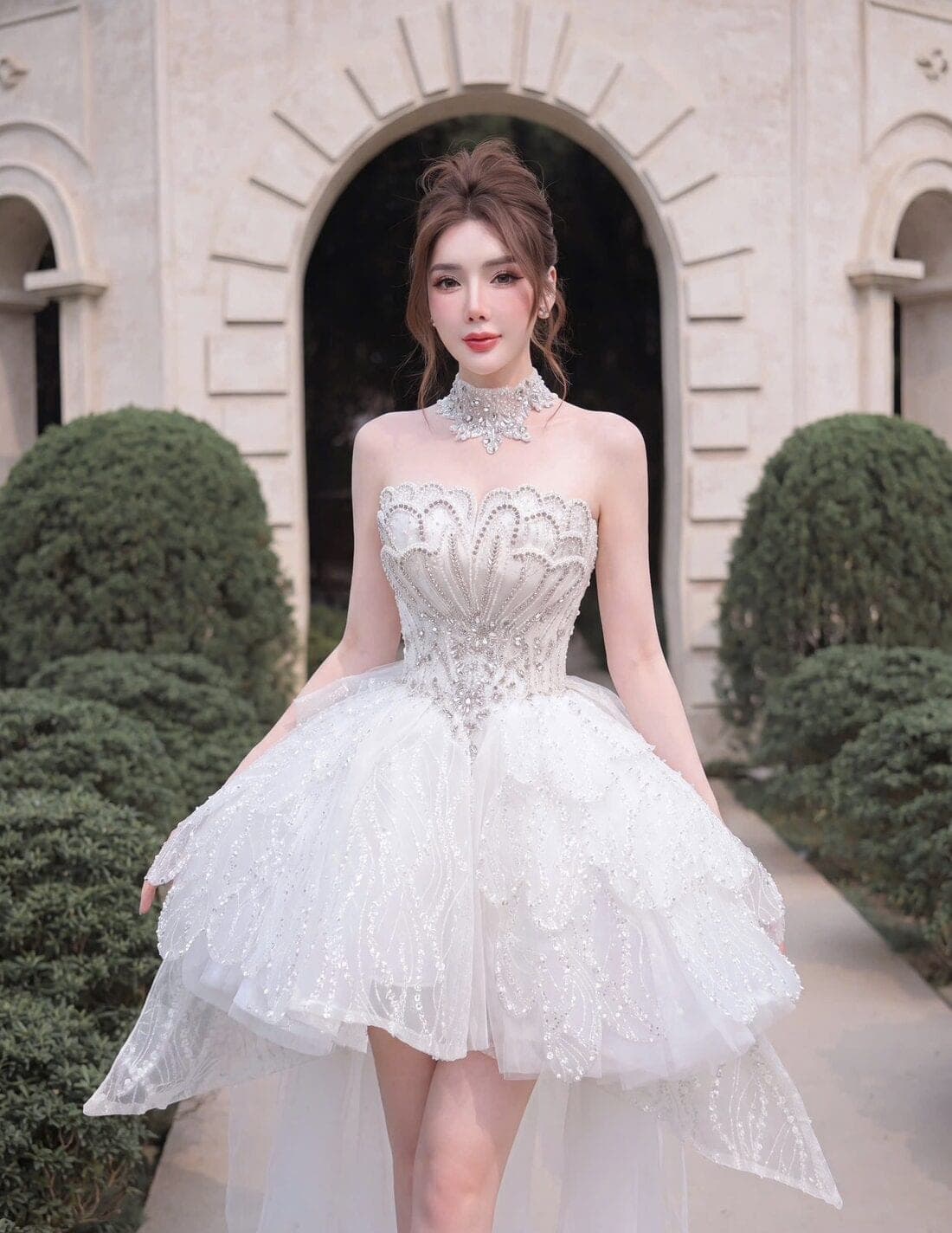 ชุดเดรส หาง แต่งกลิตเตอร์ + เพชร คล้องคอ สีขาว