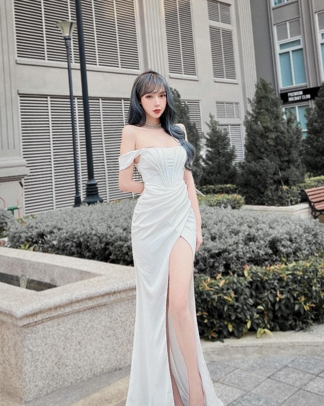 ชุดเดรส ราตรียาว ปาดไหล่ สีขาว