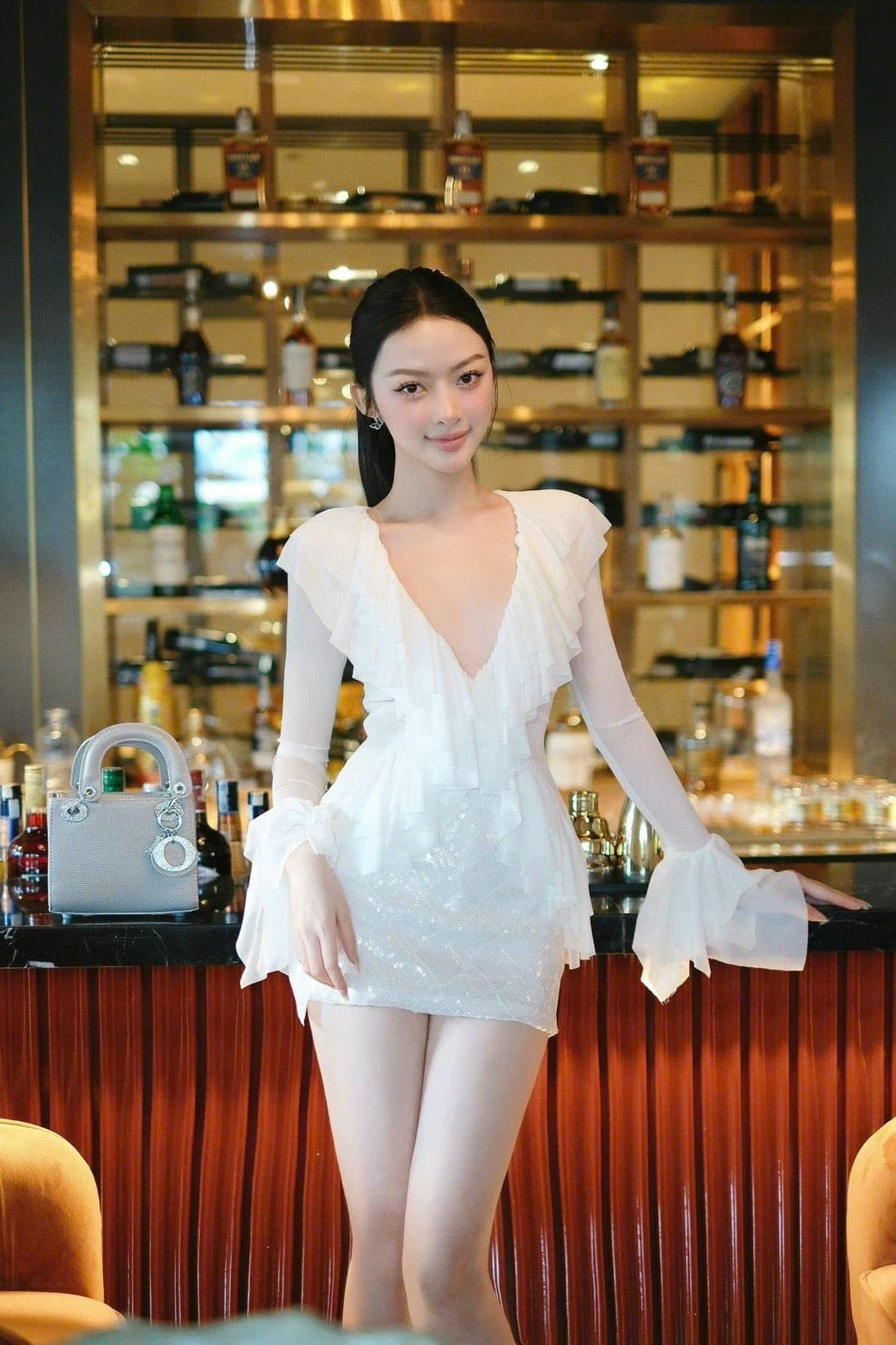 ชุดเซ็ท เสื้อ + กะโปรง แขนยาว แต่งกลิตเตอร์ สีขาว