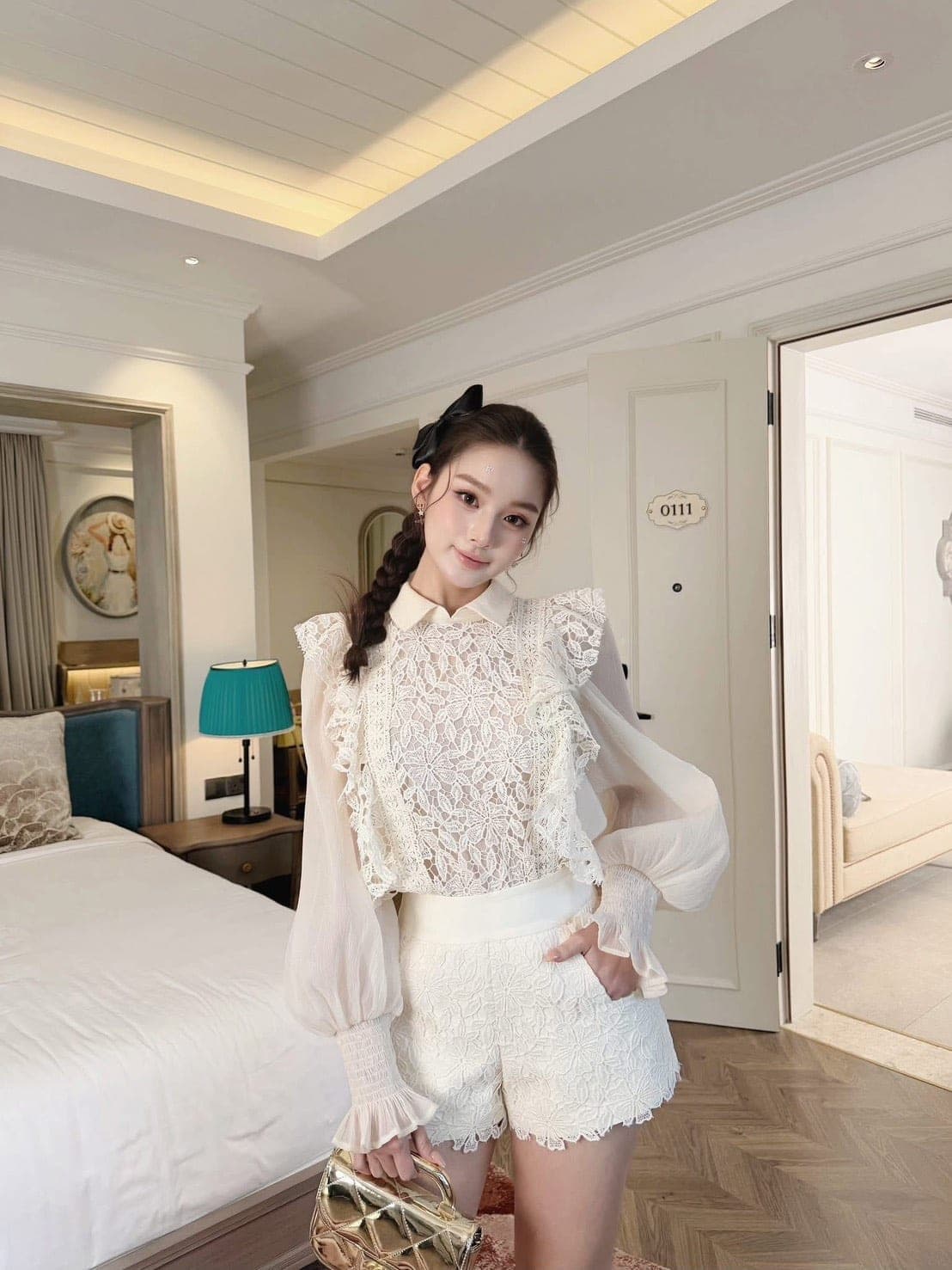ชุดเซ็ท เสื้อ+กางเกง สีครีม แต่งระบายลูกไม้