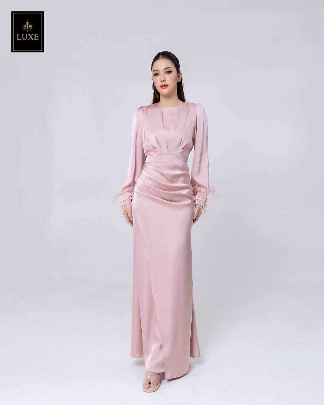 ชุดเดรส ราตรียาว แต่งขนนก สีชมพู