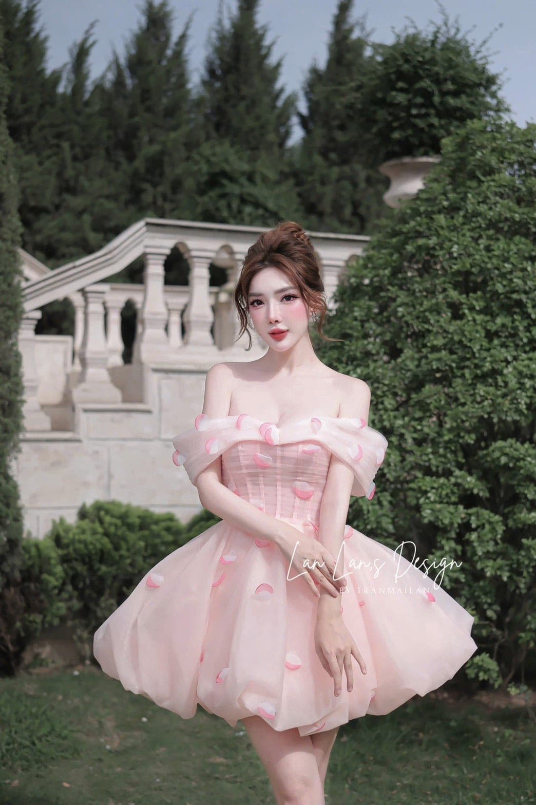 ชุดเดรส ปาดไหล่ แต่งดอก สีชมพู