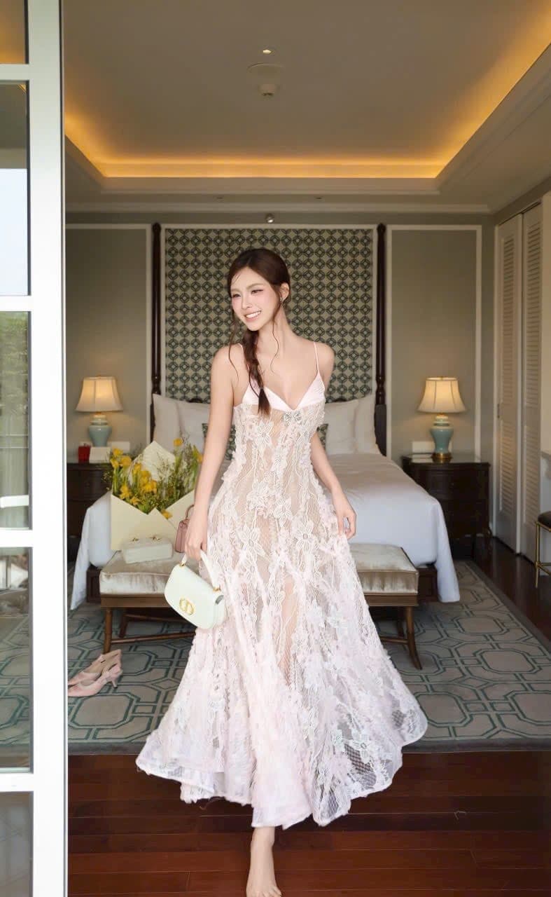 ชุดเดรส ราตรียาว สายเดี่ยว ลูกไม้ สีชมพู