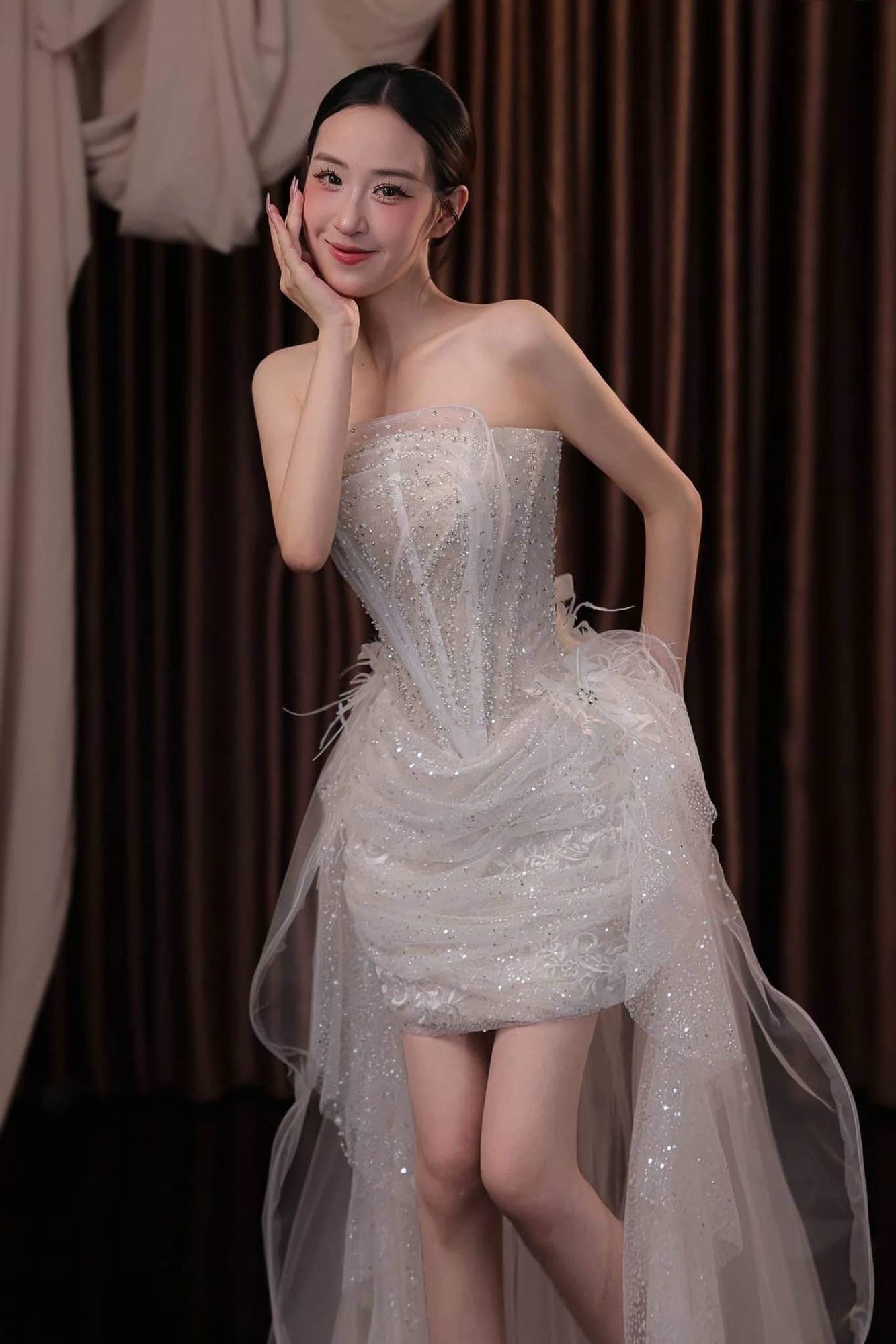 ชุดเดรส เกาะอก แต่งกลิตเตอร์ + หาง สีขาว