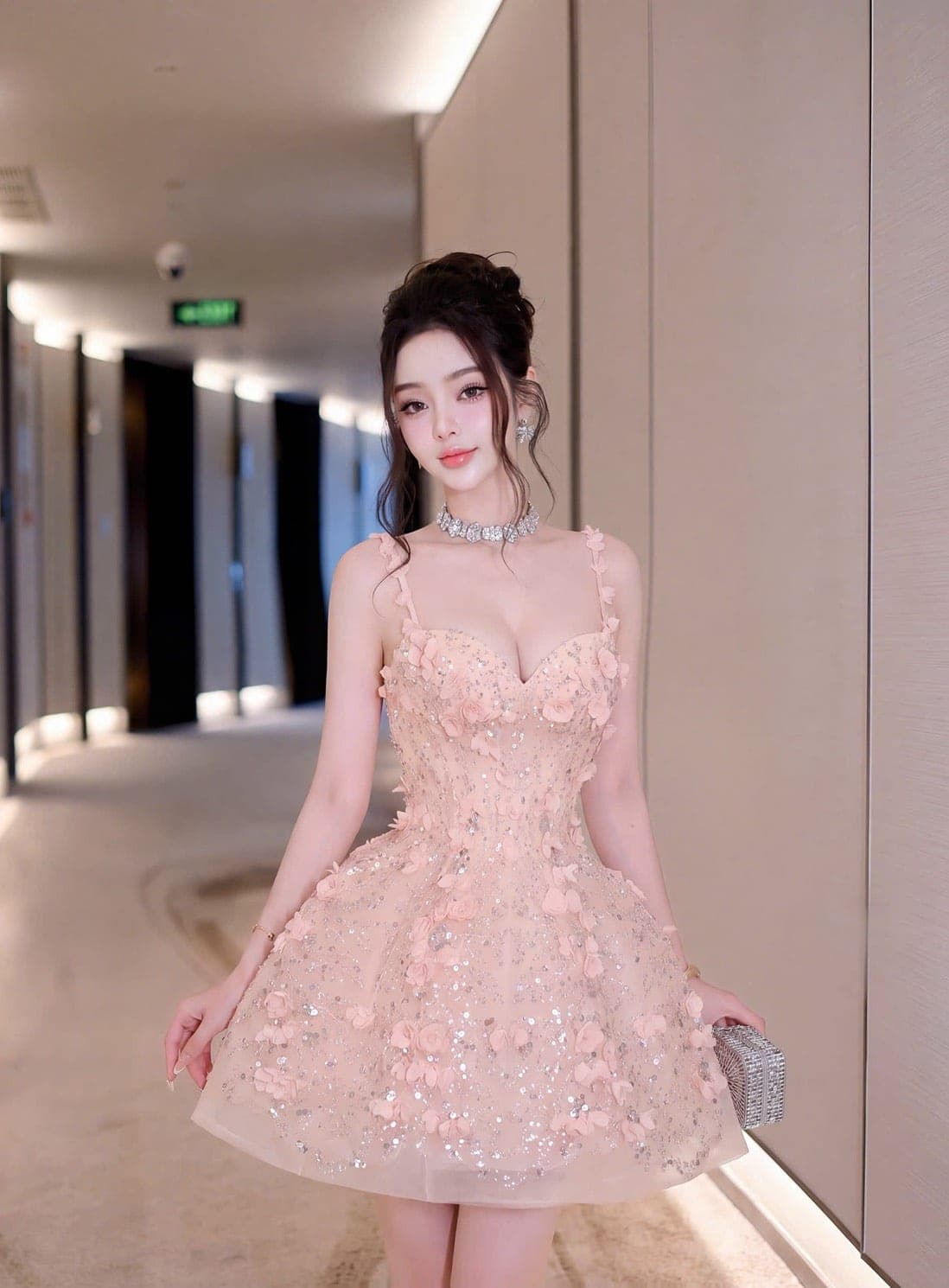 ชุดเดรส สายเดี่ยว แต่งดอก สีชมพู