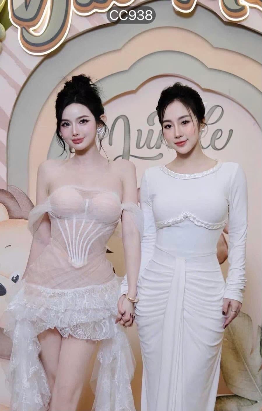 ชุดเดรส ปาดไหล่ ลูกไม้ แต่งระบาย สีขาว
