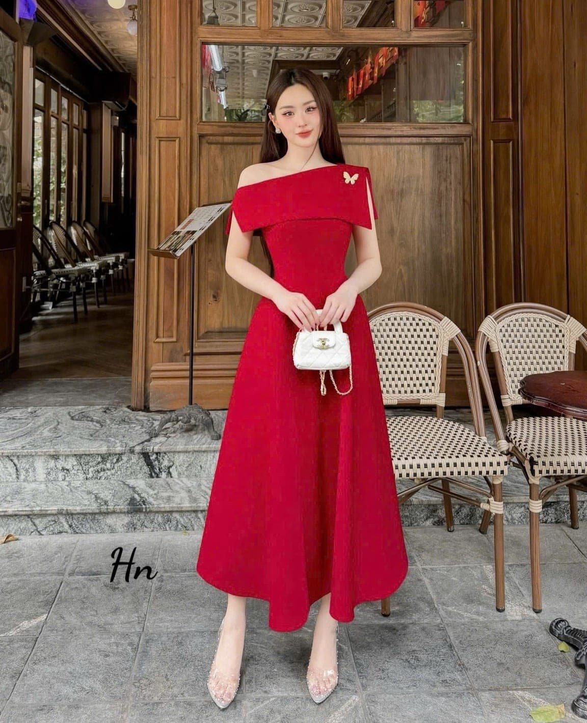 ชุดราตรียาว ปาดไหล่ แต่งเพชรผีเสื้อ สีแดง เวียดนามแท้