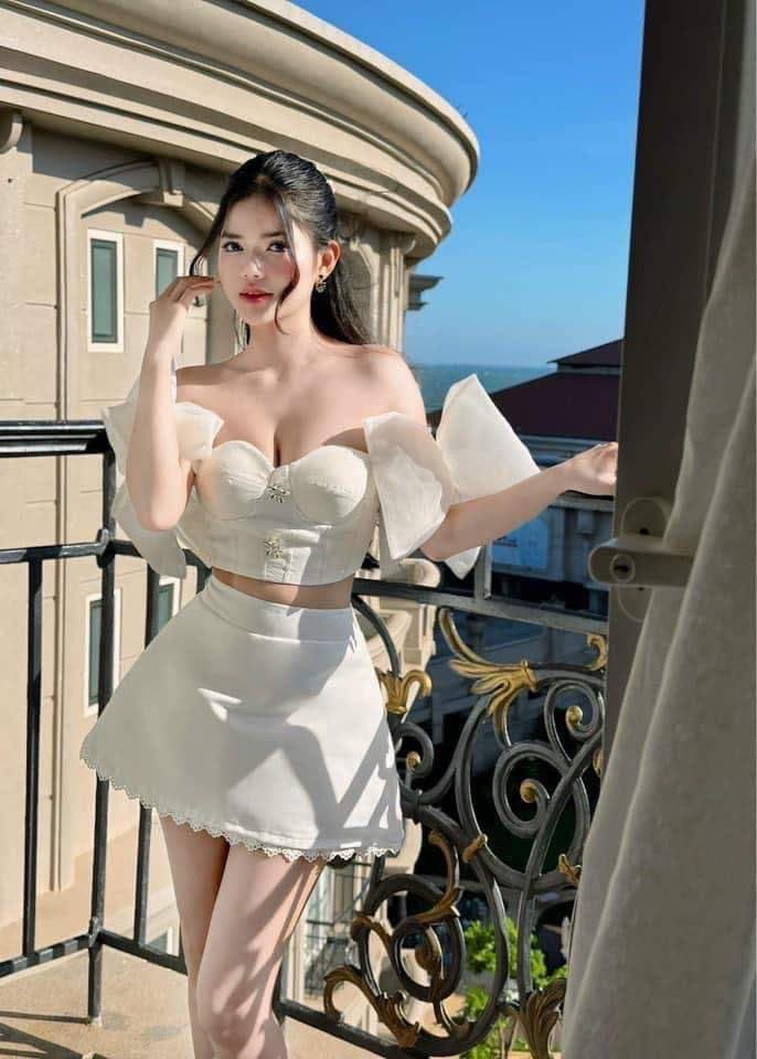 ชุดเซ็ท ปาดไหล่ เเต่งเพชร สีขาว