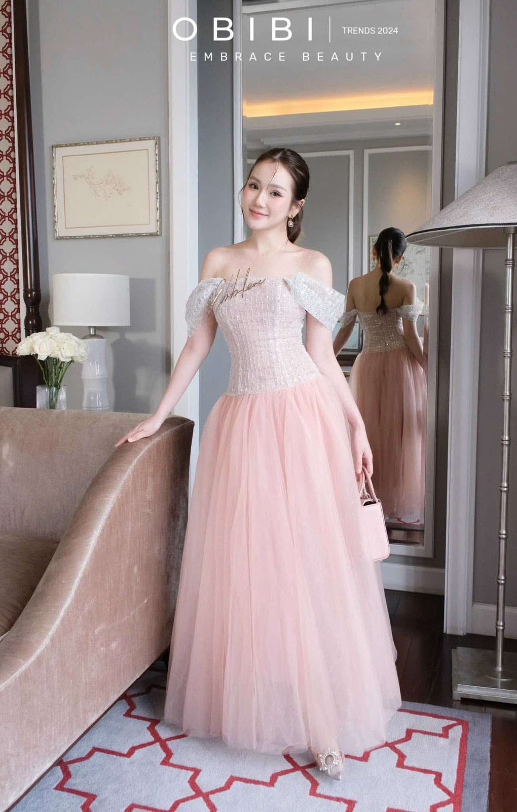 ชุดเดรสยาว ปาดไหล่ แต่งกลิตเตอร์ สีชมพู