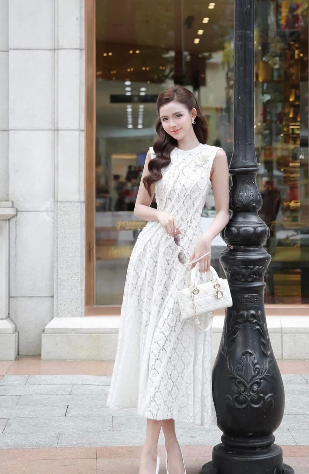 ชุดเดรส ราตรียาว แต่งดอก ลูกไม้ สีขาว-ครีม