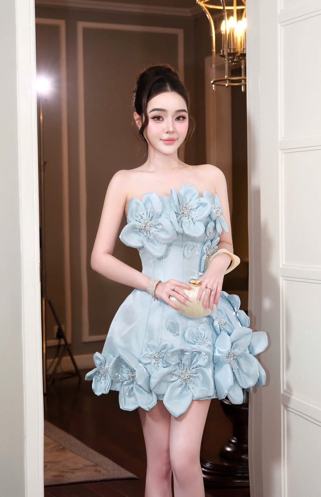 ชุดเดรส เกาะอก แต้งดอกได้ สีฟ้า
