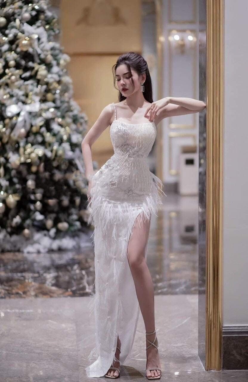ชุดเดรส ราตรี สีขาว ขนนก