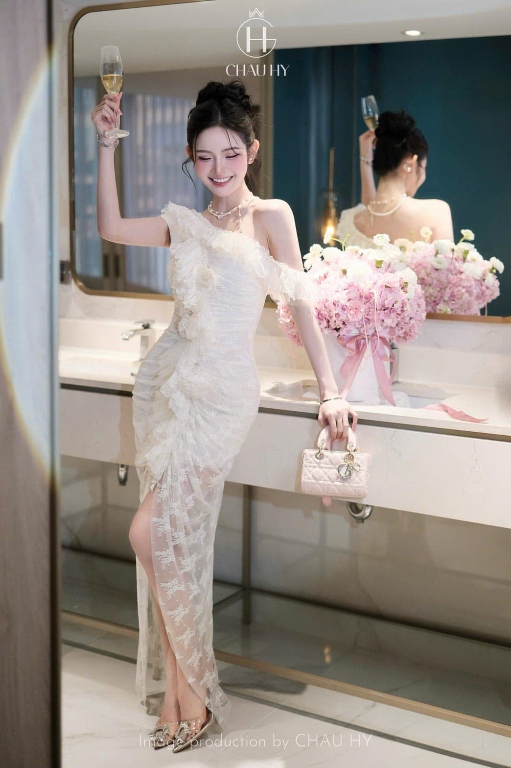 ชุดเดรส ปาดไหล่ ลูกไม้ แต่งดอก สีขาว-ครีม