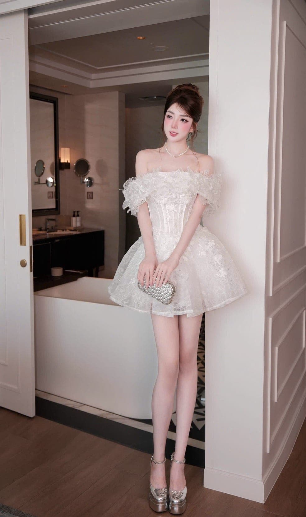 ชุดเดรส ปาดไหล่ กลิตเตอร์ แต่งดอก สีขาว BRAND HISO 2331 BKK Size M รูปที่ 1