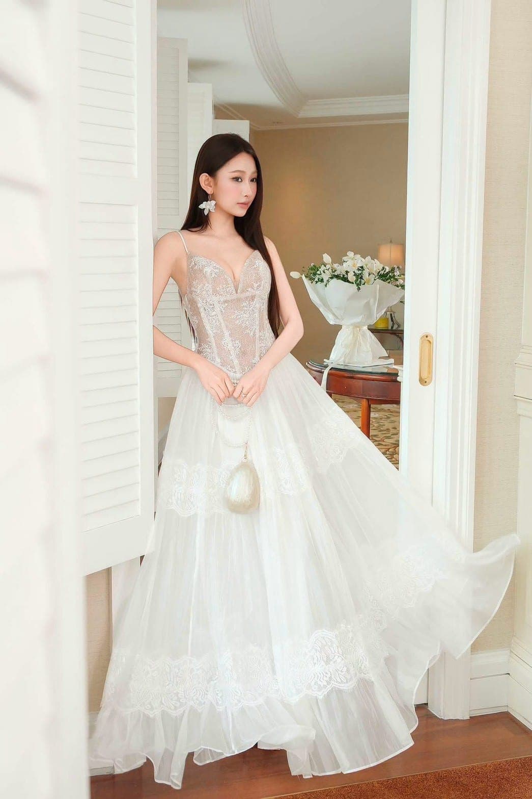 ชุดเดรส ราตรียาว สายเดี่ยว แต่งลูกไม้ สีขาว BRAND OBIBI 2270 BKK SIZE M รูปที่ 3