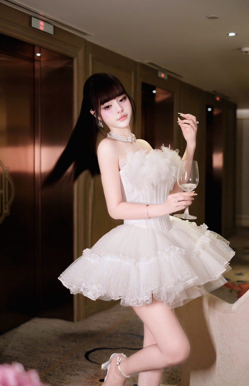 ชุดเดรส เกาะอก แต่งขน สีขาว 2026 Size M BKK รูปที่ 5