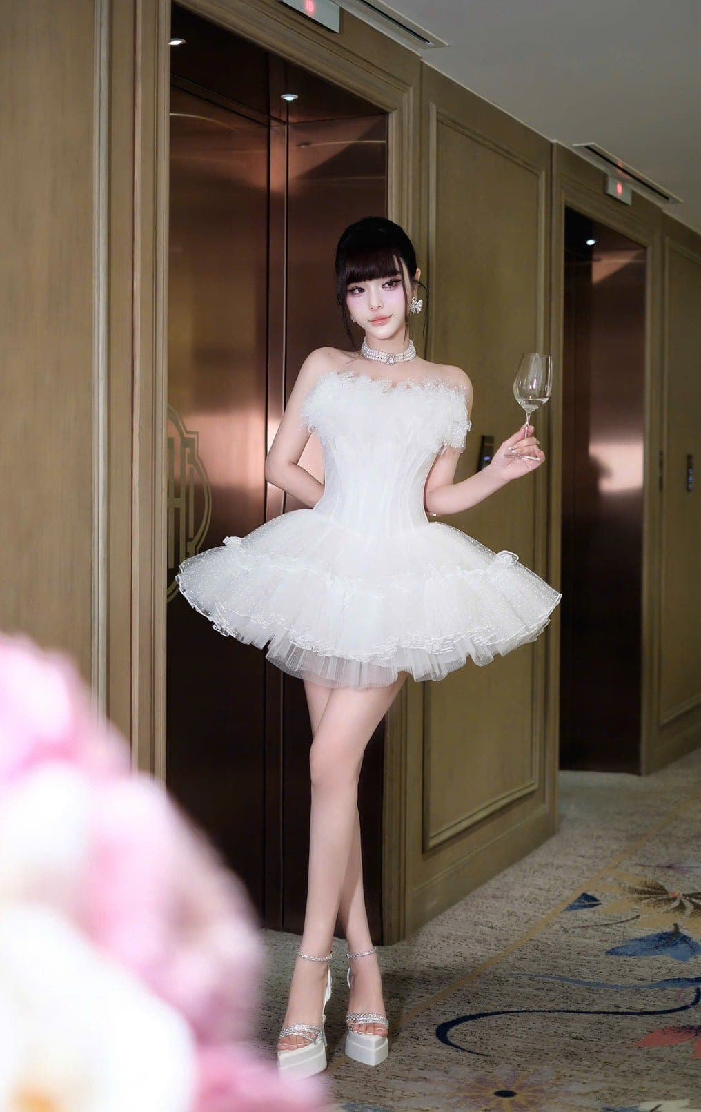 ชุดเดรส เกาะอก แต่งขน สีขาว 2026 Size M BKK รูปที่ 1