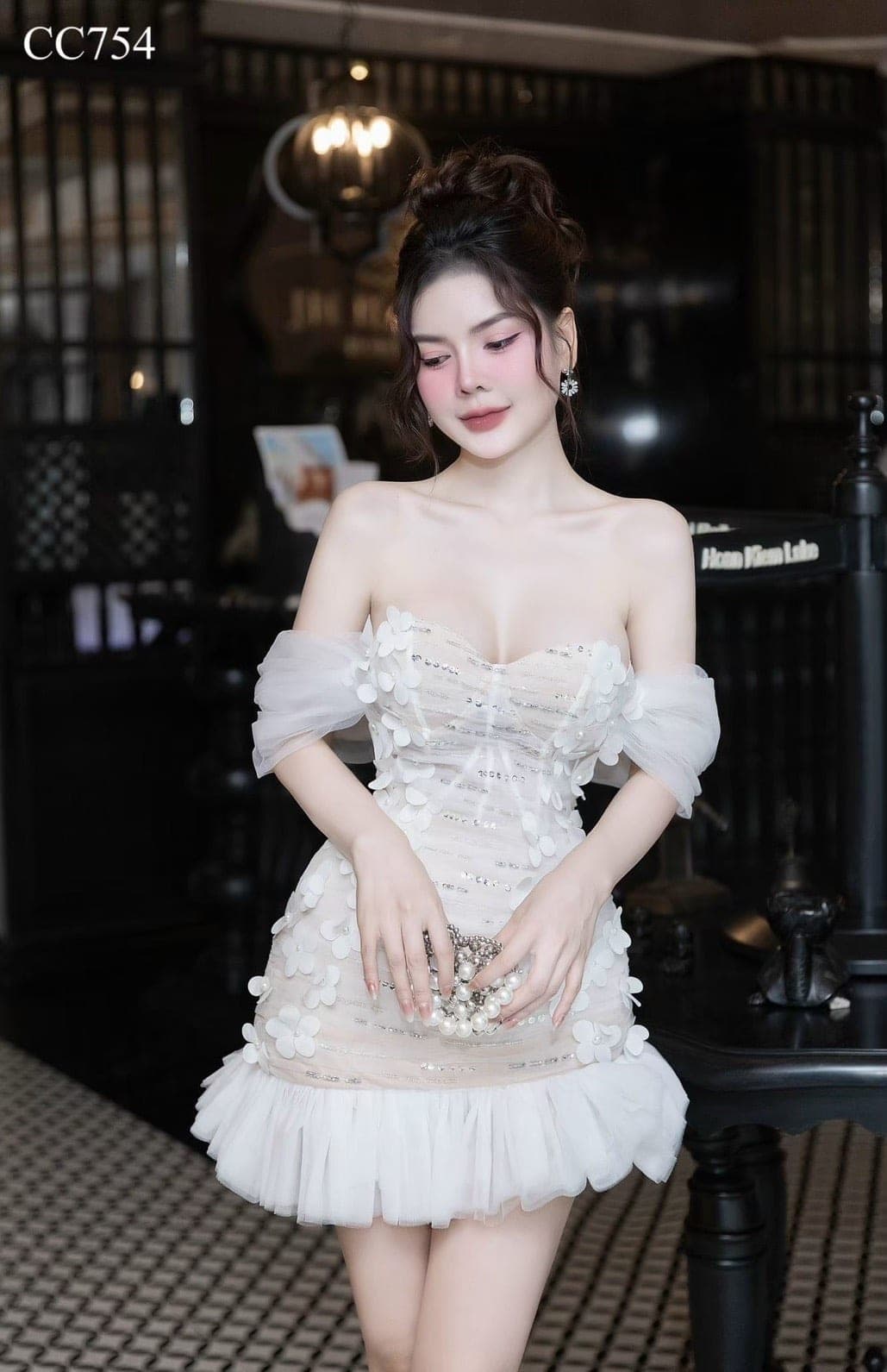 ชุดเดรส ปาดไหล่ แต่งดอก สีขาว-ครีม 2066 Size S BKK รูปที่ 5