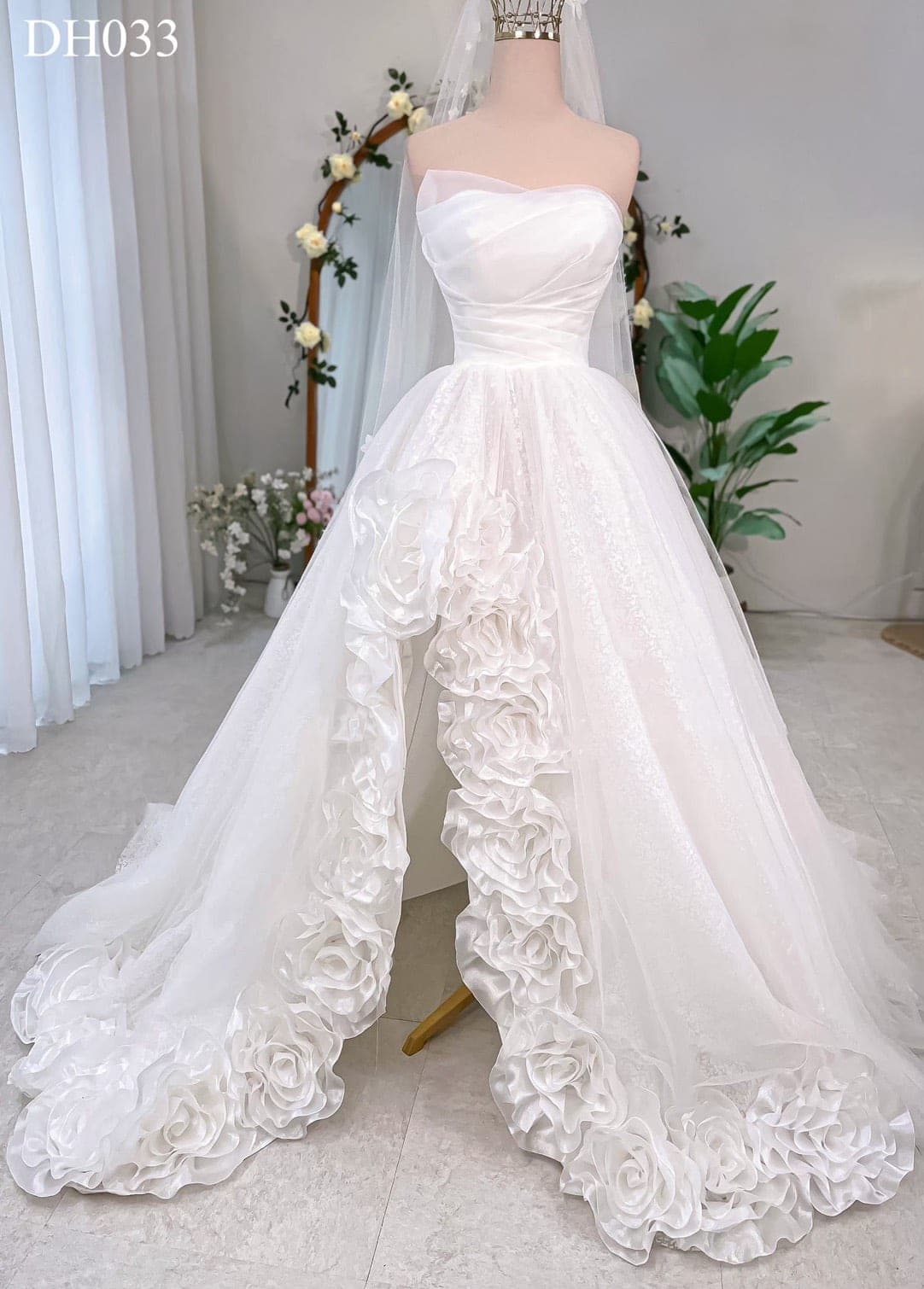 ชุดแต่งงาน ราตรียาว เกาะอก แต่งดอก สีขาว 3011 Size M BKK รูปที่ 1