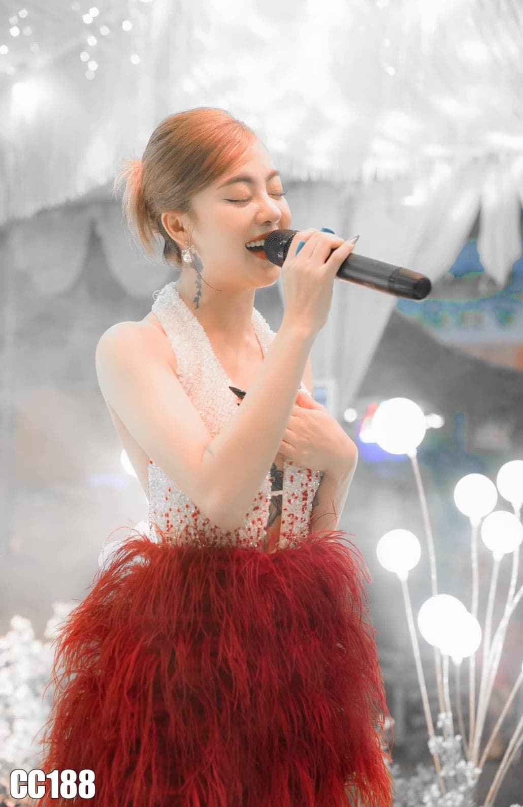 ชุดเดรส คล้องคอ แต่งขน+มุก สีขาว-แดง 2128 Size S BKK รูปที่ 2