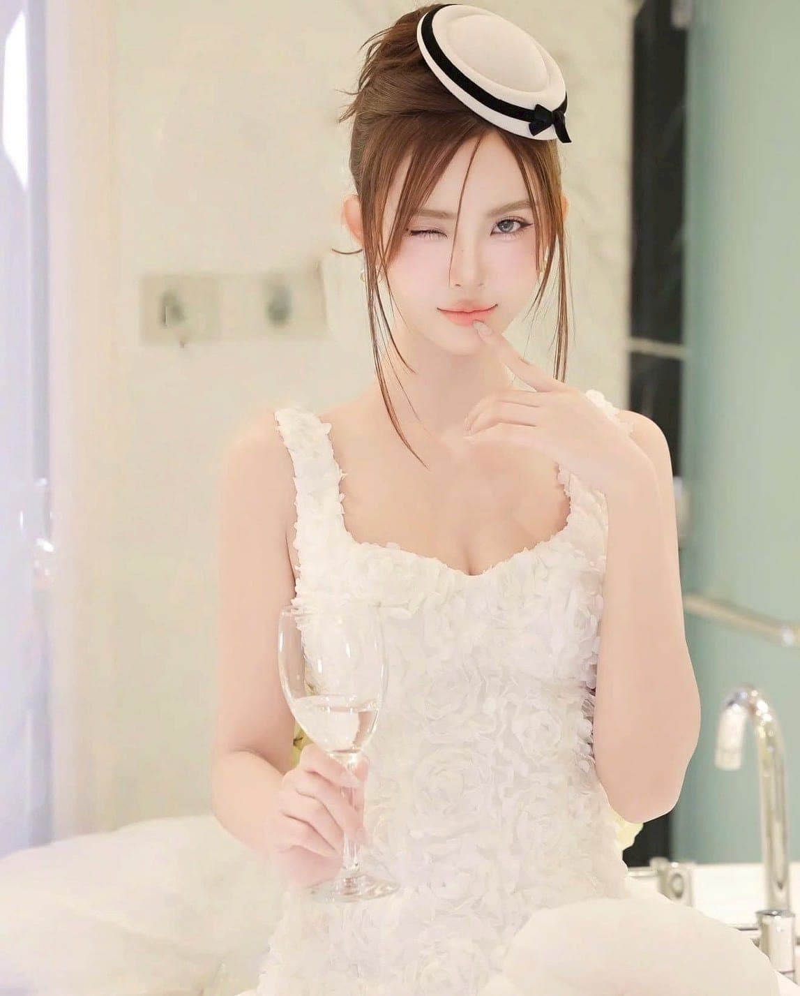 ชุดเดรส สายเดียว แต่งดอกกุหลาบ สีขาว TRANALI 2206 SIZE S-M BKK รูปที่ 7