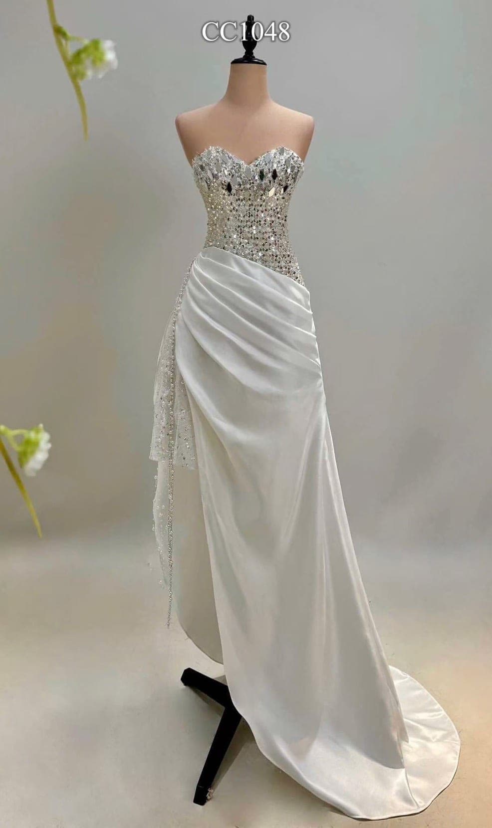 ชุดราตรียาว เกาะอก แต่งเพชร+กลิตเตอร์ สีขาว 3008 Size M BKK รูปที่ 3