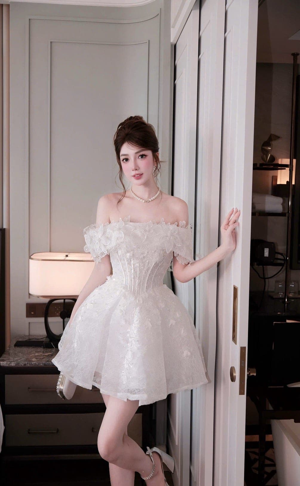 ชุดเดรส ปาดไหล่ กลิตเตอร์ แต่งดอก สีขาว BRAND HISO 2331 BKK Size M รูปที่ 2