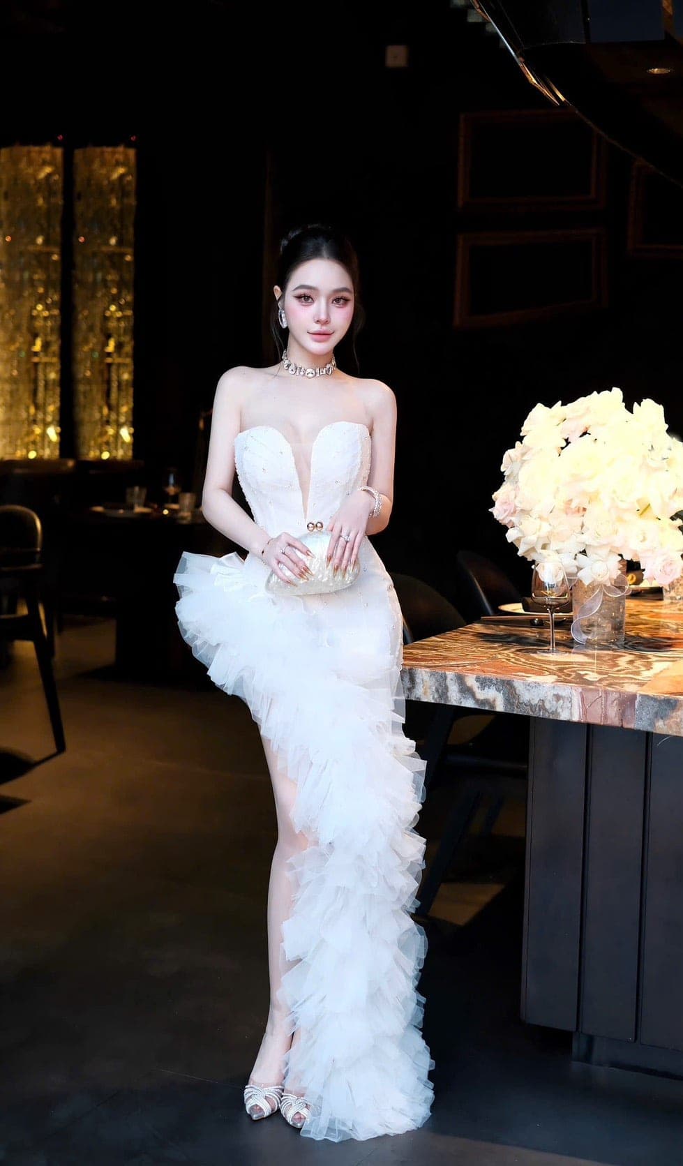 ชุดเดรส ราตรียาว แต่งมุก+เพชร สีขาว 3032 Size M BKK รูปที่ 1