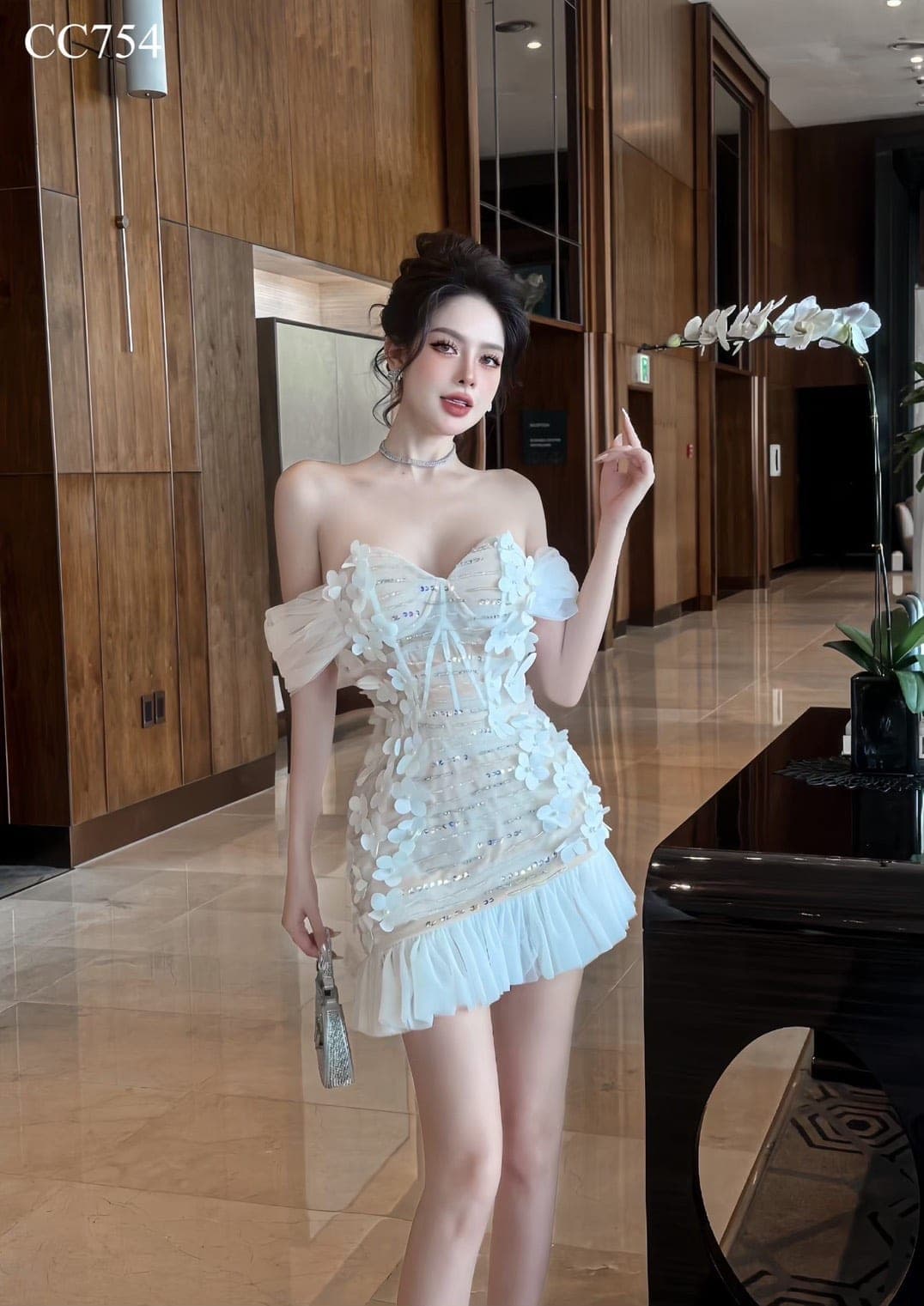 ชุดเดรส ปาดไหล่ แต่งดอก สีขาว-ครีม 2066 Size S BKK รูปที่ 1