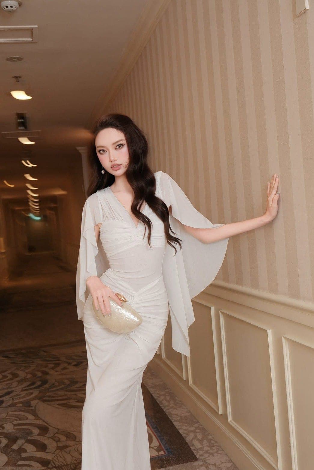ชุดเดรส ราตรียาว คอวี ผ้าจับจีบ คลุมไหล่ สีขาว BRAND OBIBI 2277 BKK SIZE M รูปที่ 3
