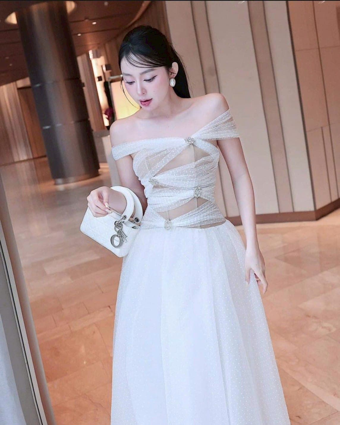 ชุดราตรี ปาดไหล่ สีขาว ZEN LULU 3067 SIZE S-M BKK รูปที่ 6