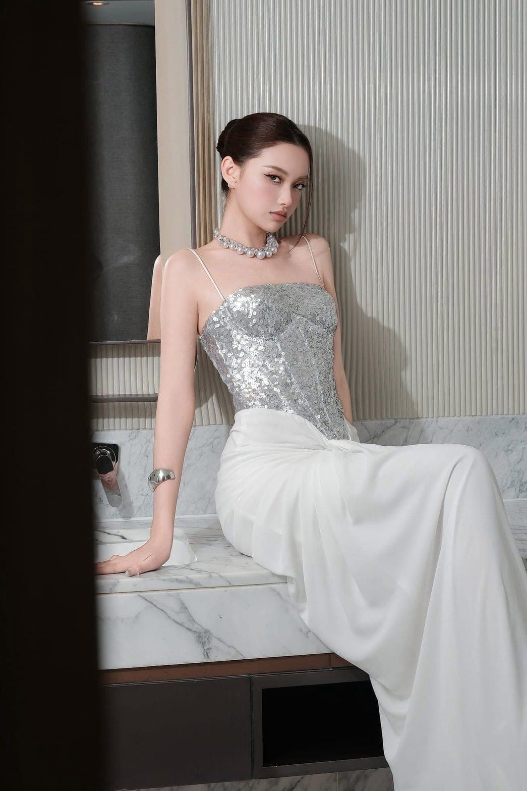 ชุดเดรส ราตรียาว สายเดี่ยว แต่งกลิตเตอร์ สีขาว BRAND OBIBI 2273 BKK SIZE M รูปที่ 2
