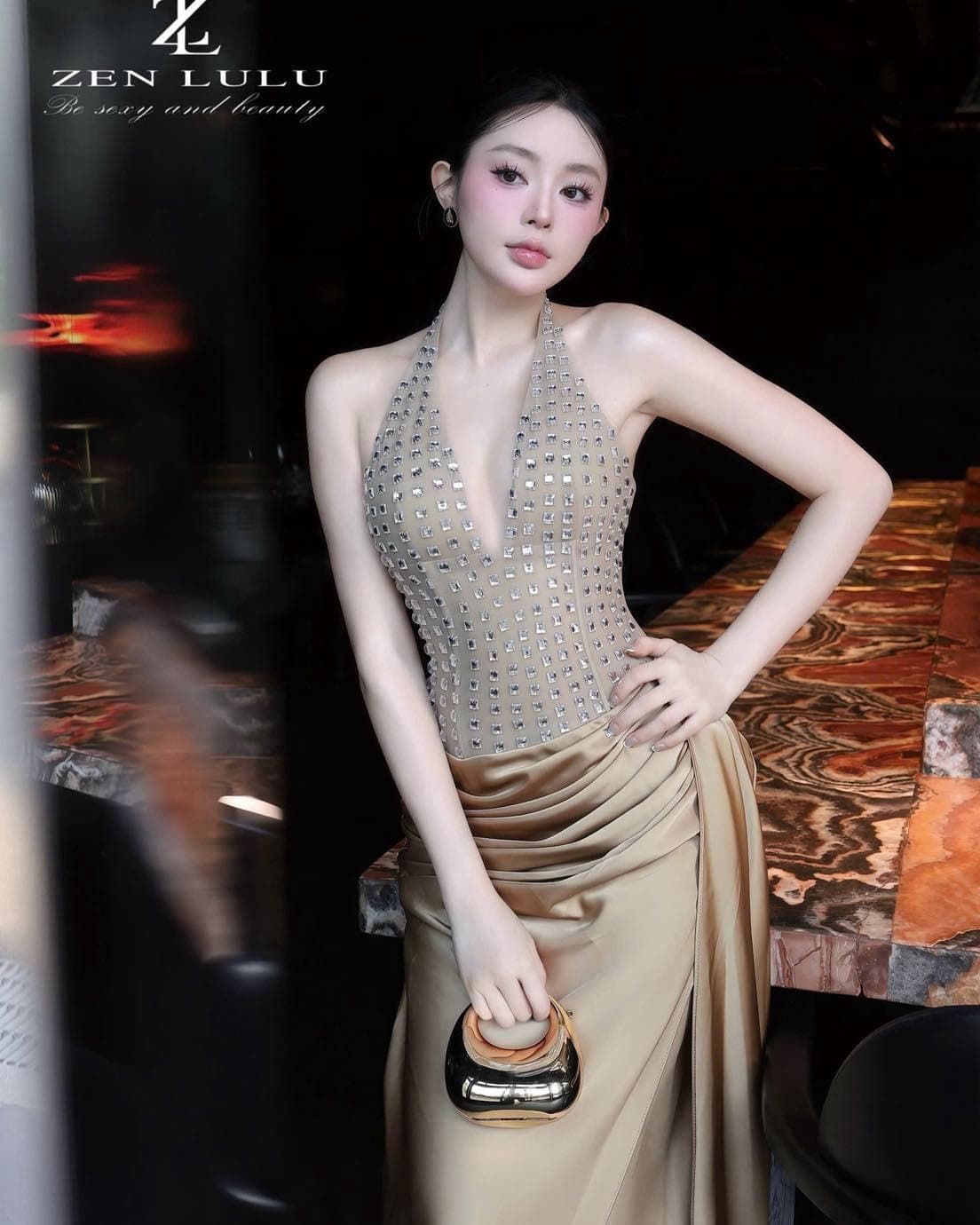 ชุดเดรส ราตรียาว คล้องคอ แต่งเพรช สีทอง BRAND ZEN LULU 2306 BKK SIZE S-M รูปที่ 2