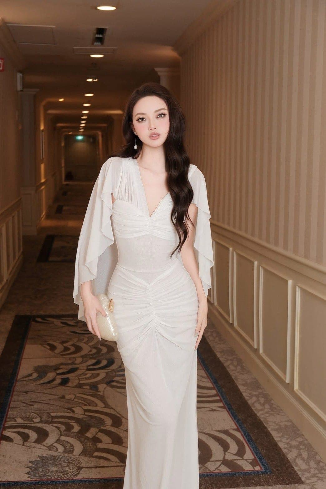ชุดเดรส ราตรียาว คอวี ผ้าจับจีบ คลุมไหล่ สีขาว BRAND OBIBI 2277 BKK SIZE M รูปที่ 5