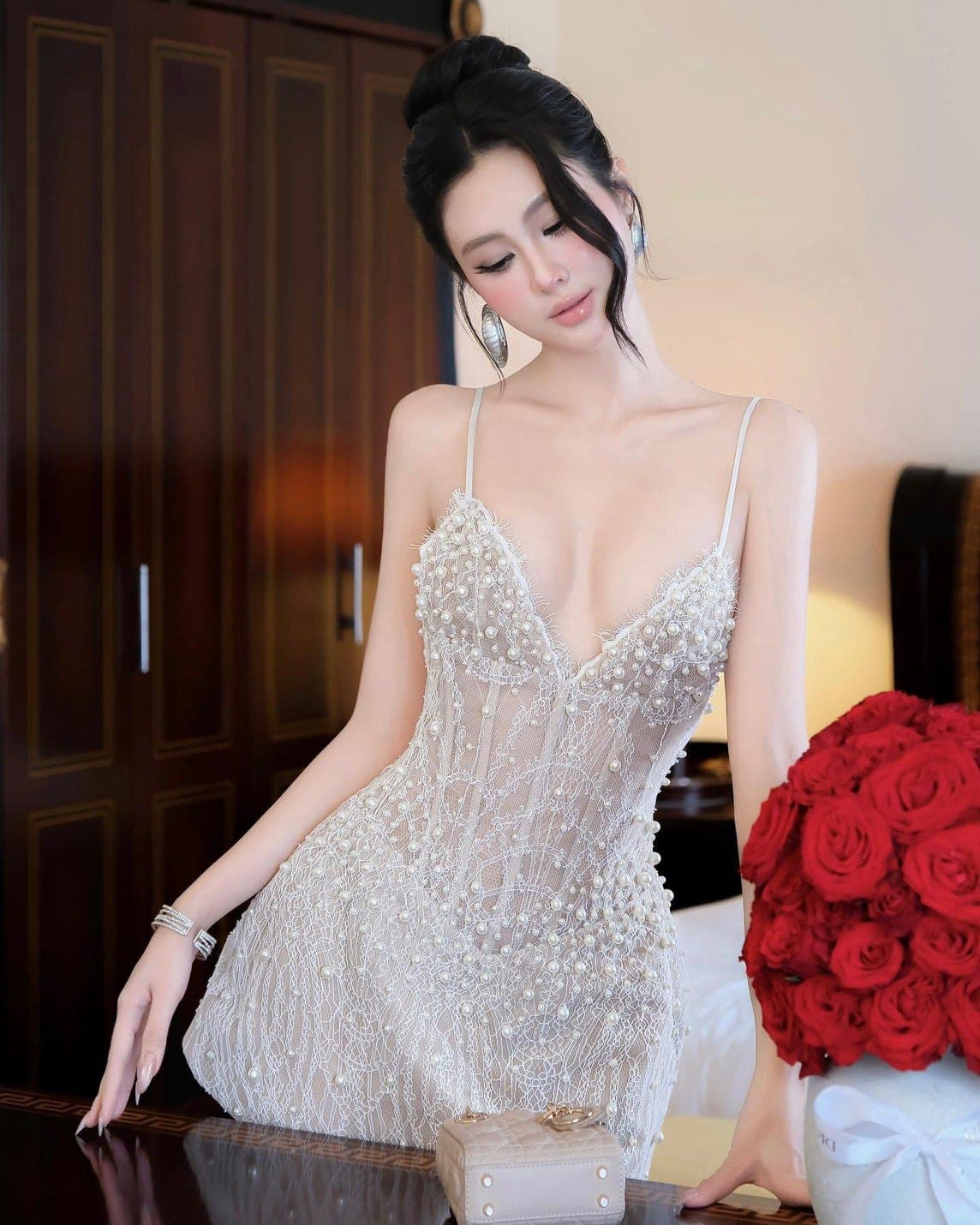 ชุดเดรส สายเดี่ยว แต่งมุก สีชมพู , สีครีม-ขาว BRAND Thao_bibii 2290 BKK SIZE M รูปที่ 2