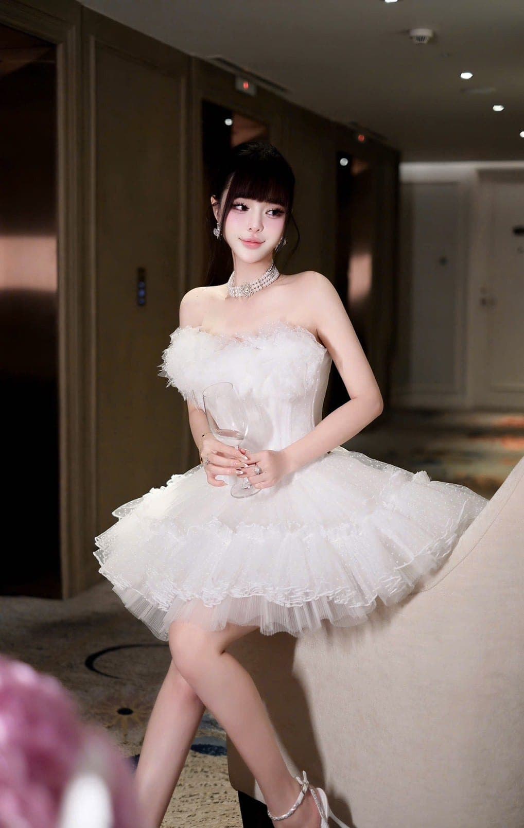 ชุดเดรส เกาะอก แต่งขน สีขาว 2026 Size M BKK รูปที่ 3