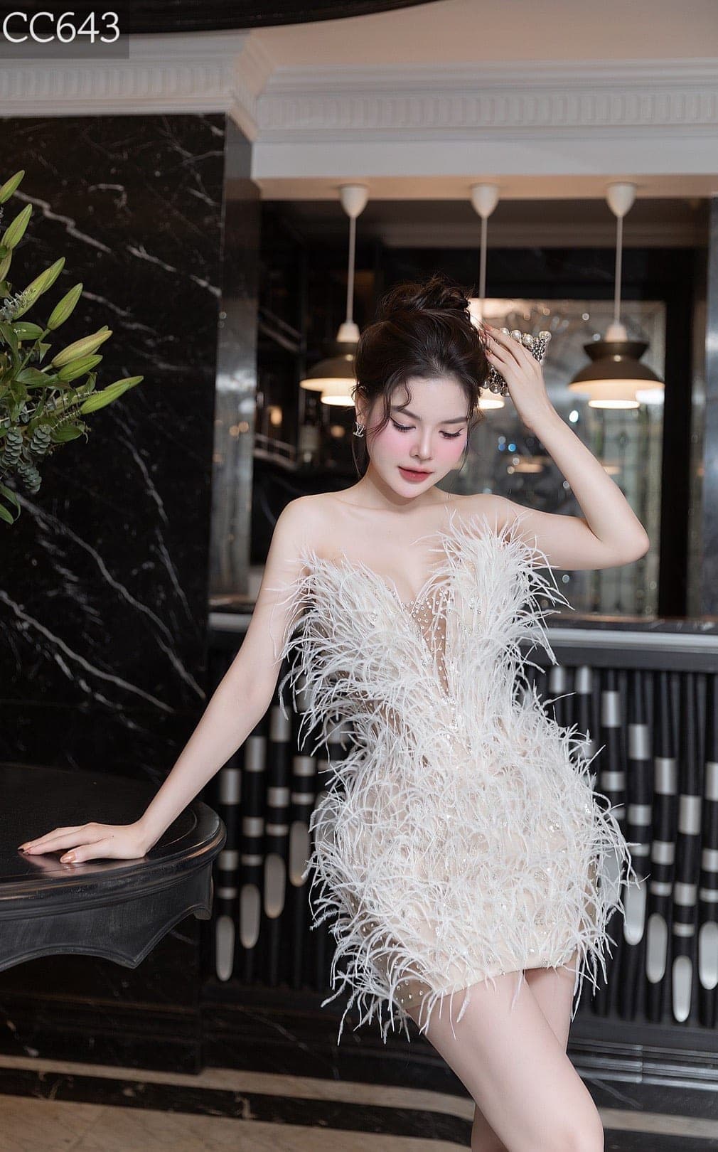 ชุดเดรส เกาะอก แต่งขน สีขาว-ครีม 2087 Size M BKK รูปที่ 1