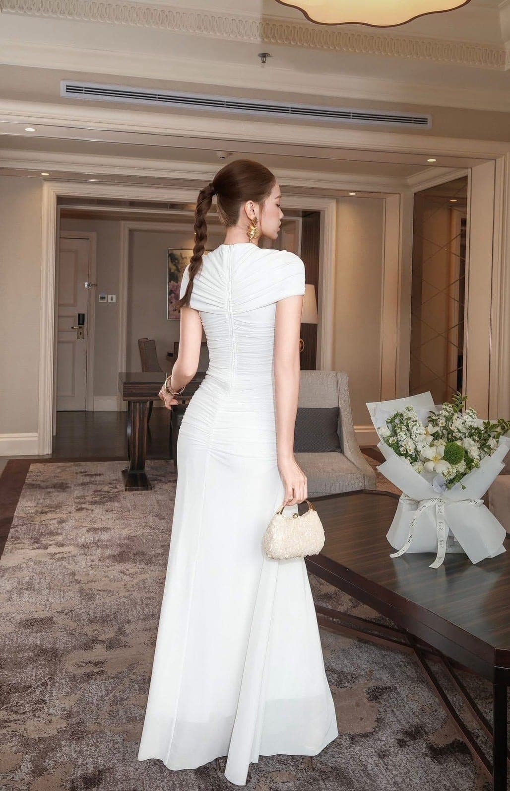 ชุดเดรส ราตรียาว คอวี ผ้าจับจีบ คลุมไหล่ สีขาว BRAND OBIBI 2271 BKK SIZE M รูปที่ 2