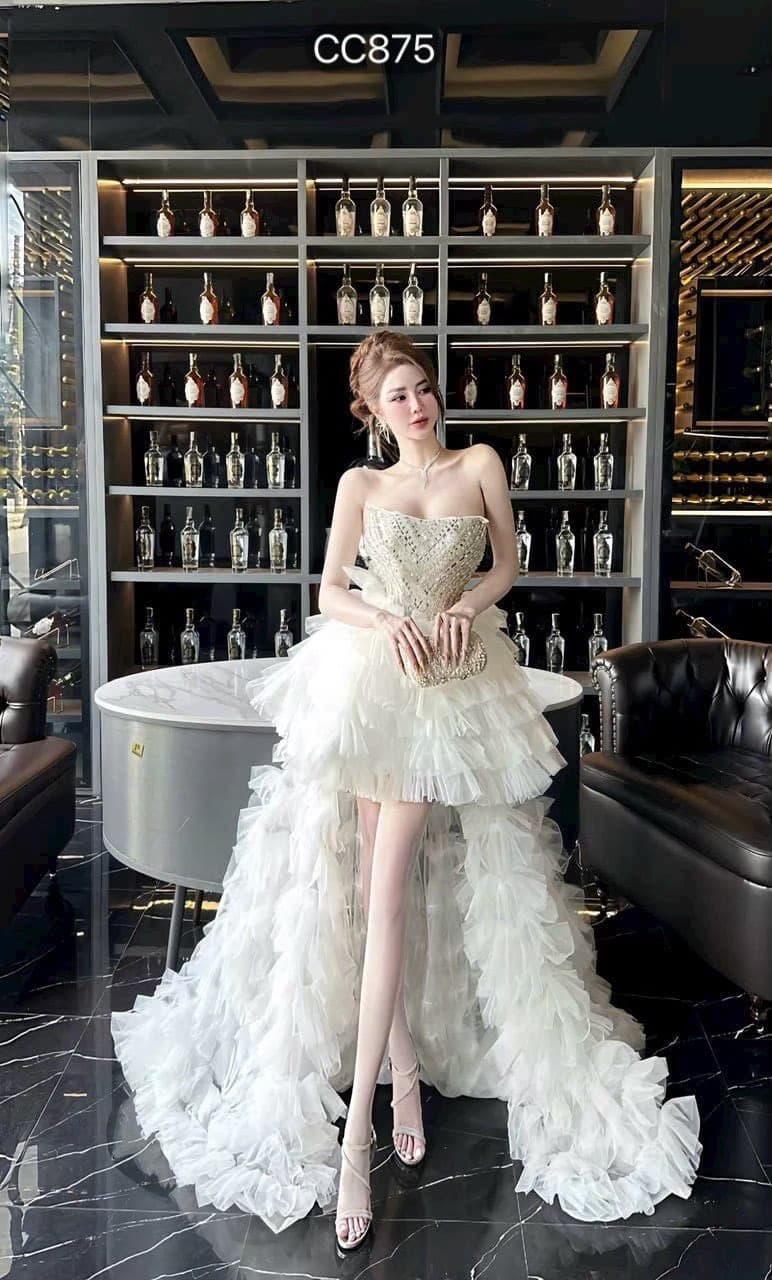 ชุดราตรียาว เกาะอก แต่งเพชร หางยาว สีขาว 3002 Size S BKK รูปที่ 4