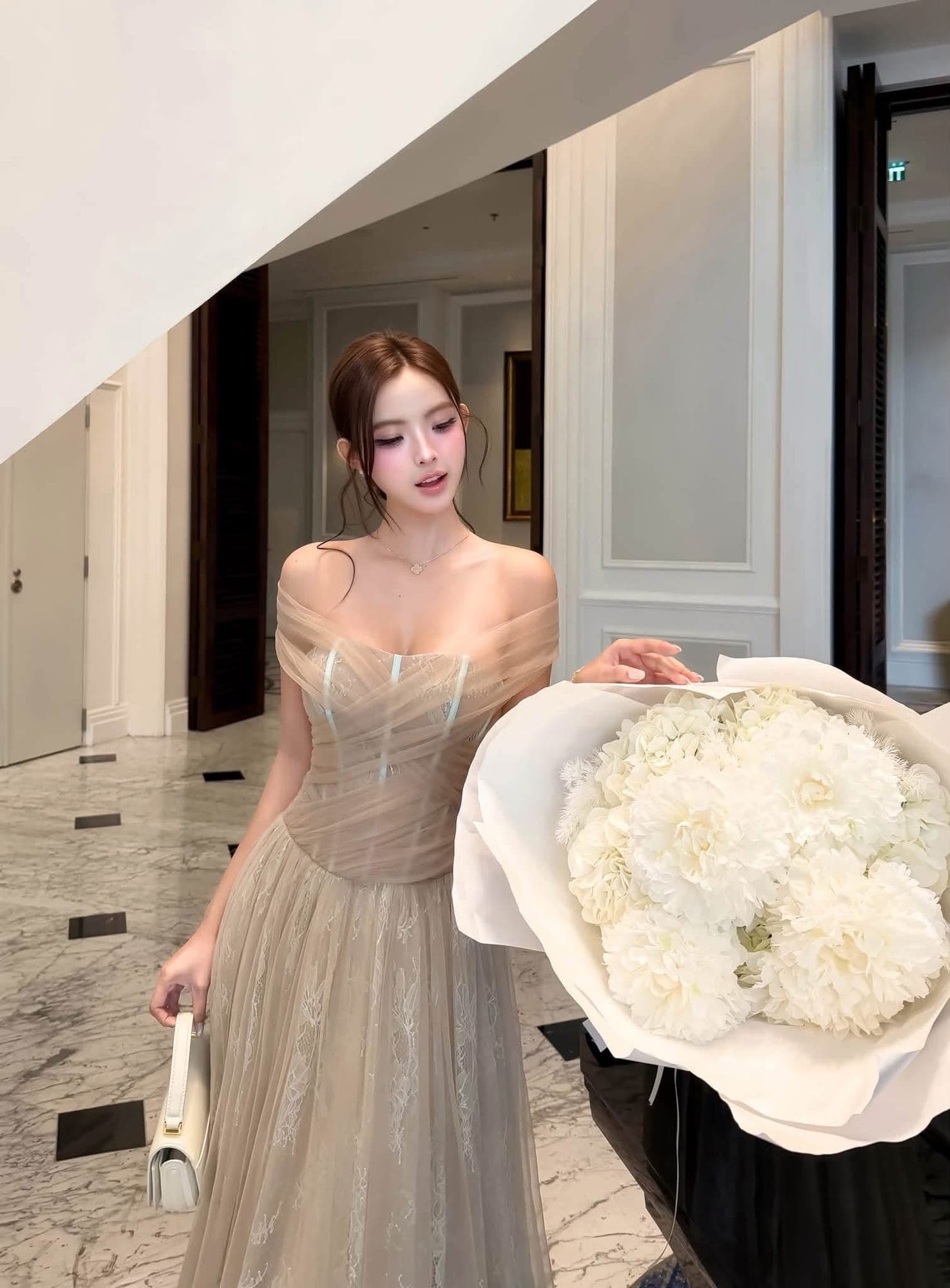 ชุดเดรสยาว ราตรี ปาดไหล่ สี เขียว ครีม BRAND TRANALI 2311 BKK SIZE S รูปที่ 3