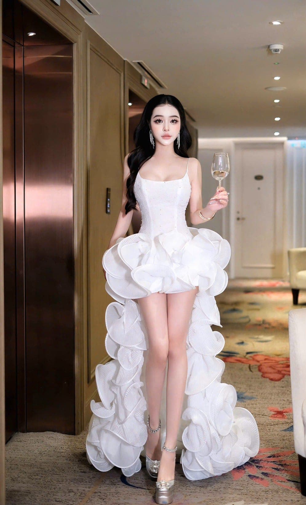 ชุดเดรส สายเดี่ยว แต่งดอก+หางยาว สีขาว 2023 Size S BKK รูปที่ 3
