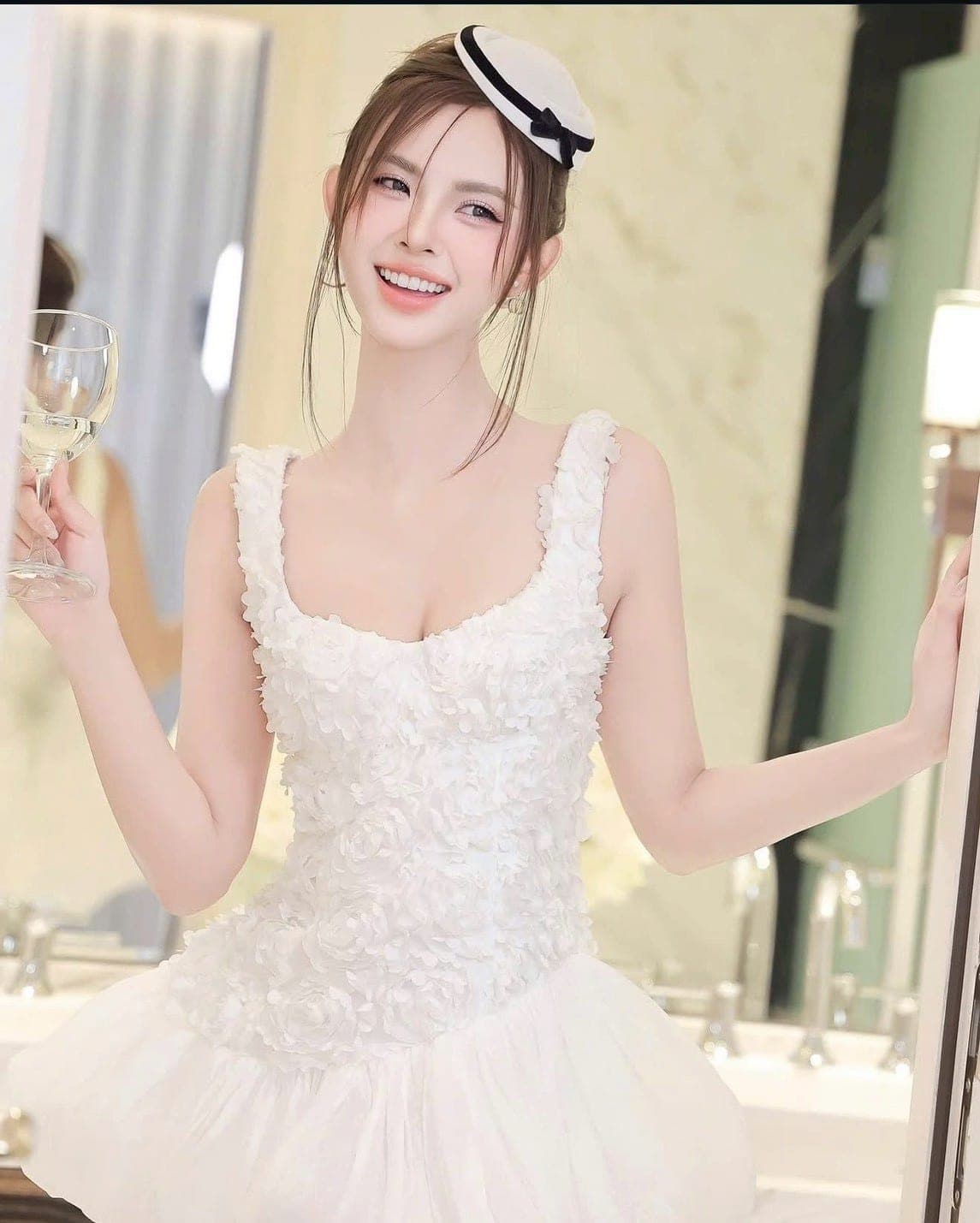 ชุดเดรส สายเดียว แต่งดอกกุหลาบ สีขาว TRANALI 2206 SIZE S-M BKK รูปที่ 3