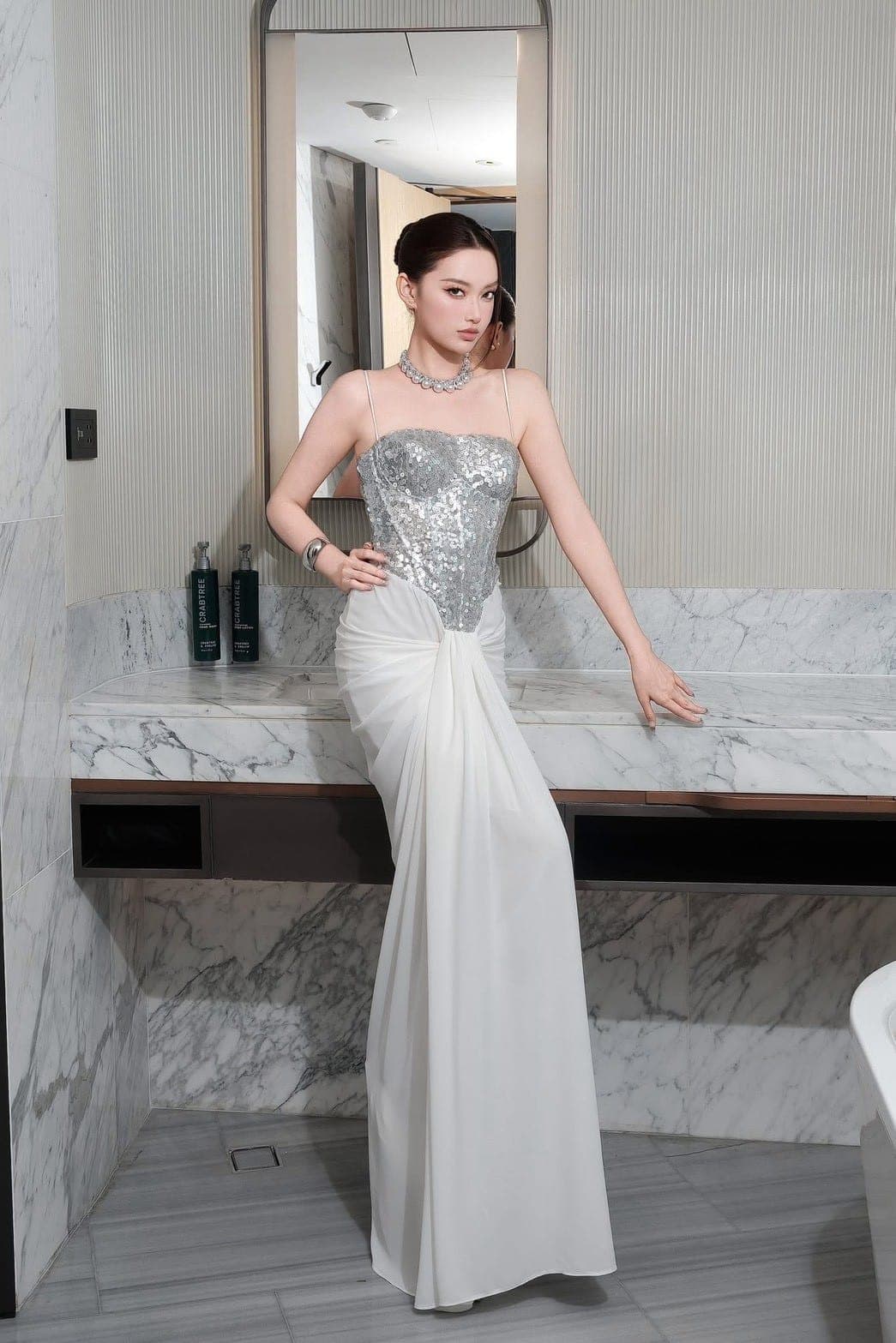 ชุดเดรส ราตรียาว สายเดี่ยว แต่งกลิตเตอร์ สีขาว BRAND OBIBI 2273 BKK SIZE M รูปที่ 1