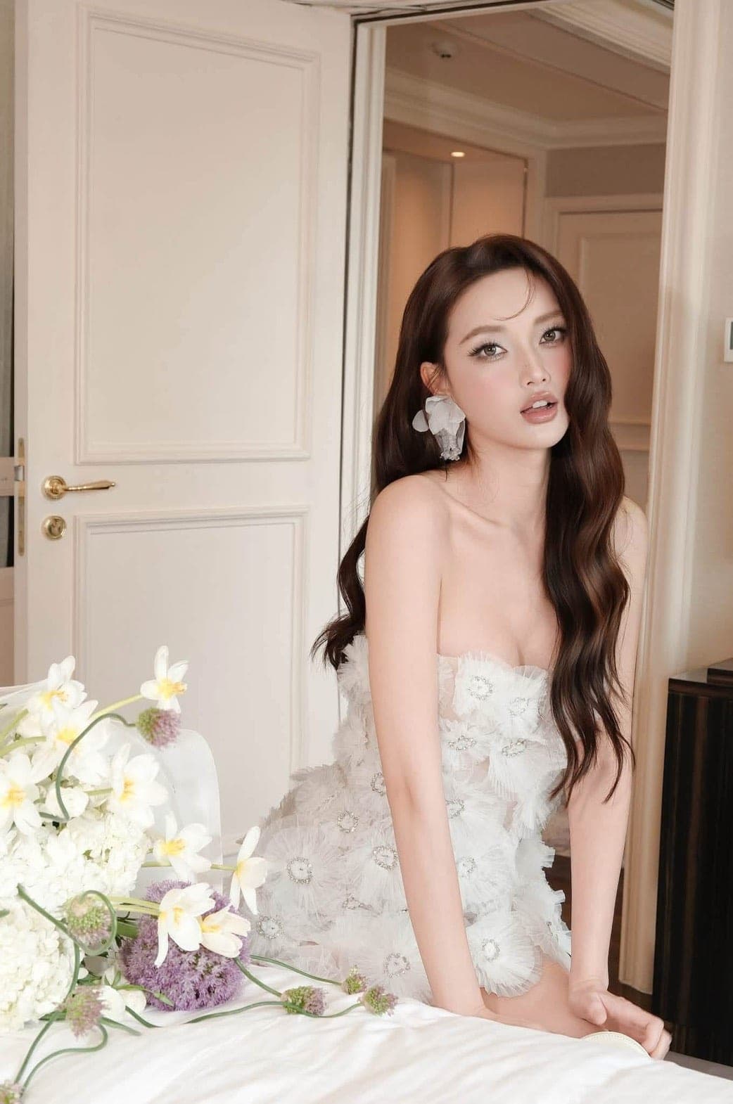 ชุดเดรส สีขาว เกาะอก แต่งดอก-เพชร BRAND OBIBI 2268 BKK SIZE M รูปที่ 4