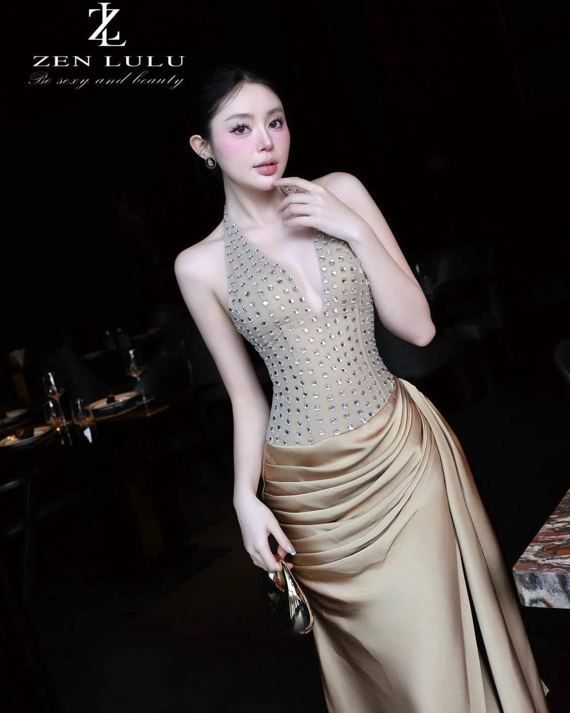 ชุดเดรส ราตรียาว คล้องคอ แต่งเพรช สีทอง BRAND ZEN LULU 2306 BKK SIZE S-M รูปที่ 3
